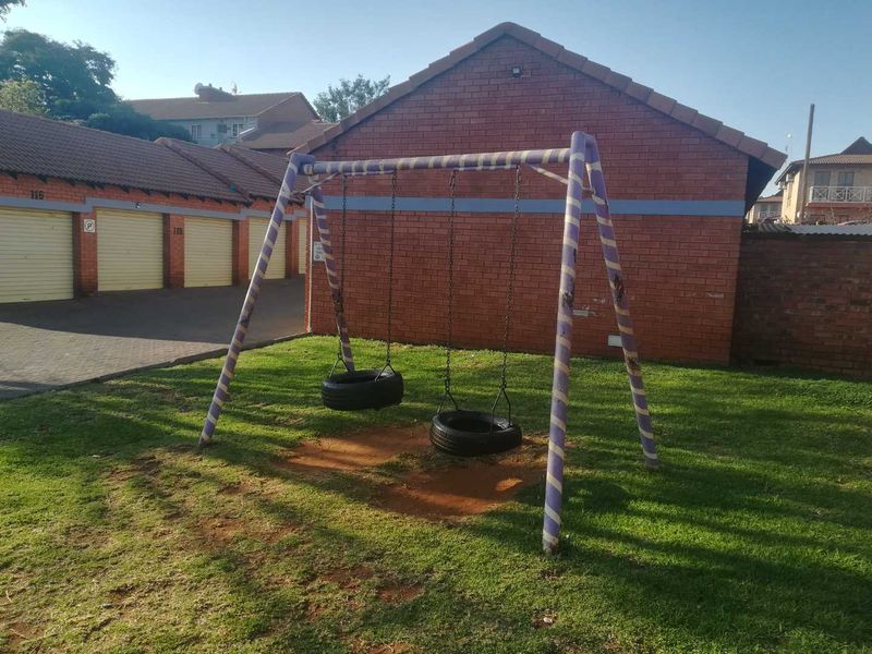 Spacious Top Unit To Rent. Available 1 August 2026 - Photo 3