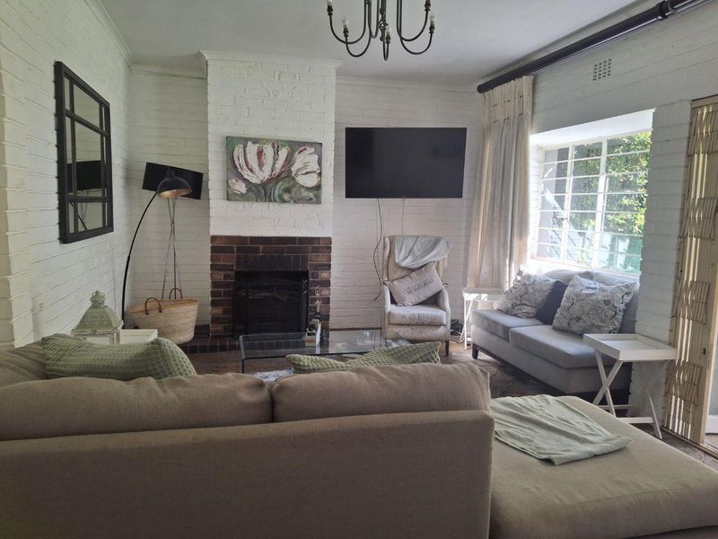 A BEAUTIFULLY MAINTAINED FOUR BEDROOM HOUSE - Photo 9