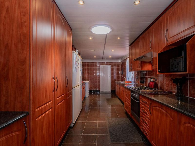 Spacious 4-Bed Family Home with Solar Power & Modern Comforts in Norkem Park - Photo 8