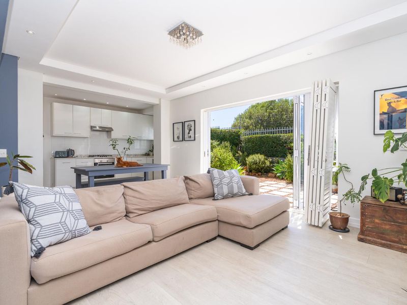 Beautifully Renovated 1-Bedroom with 45m2 Private Garden in Vredehoek - Photo 5