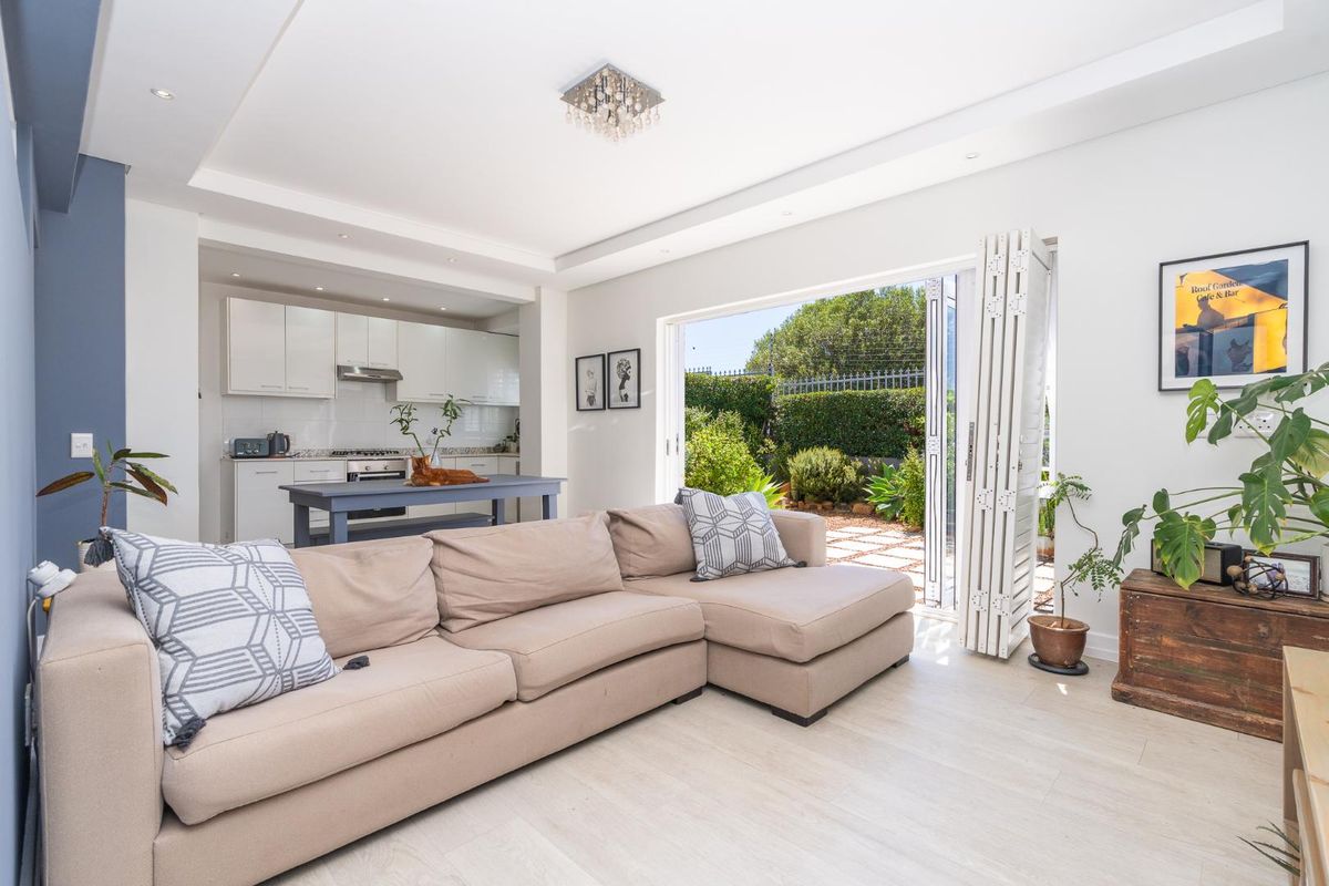 Beautifully Renovated 1-Bedroom with 45m2 Private Garden in Vredehoek - Photo 5