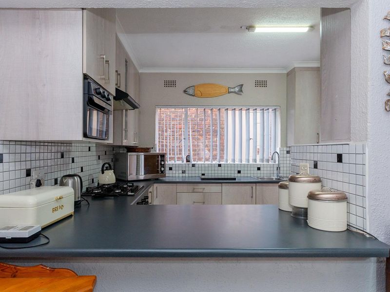 Perfect Lock-Up-and-Go 2-Bedroom Duplex in Norkem Park - Photo 7