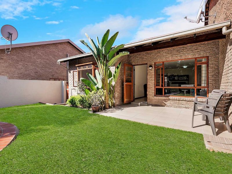 POSITION PLUS POTENTIAL – A PRIVATE LIGHT-FILLED FEEL HAPPY HOME - Photo 2