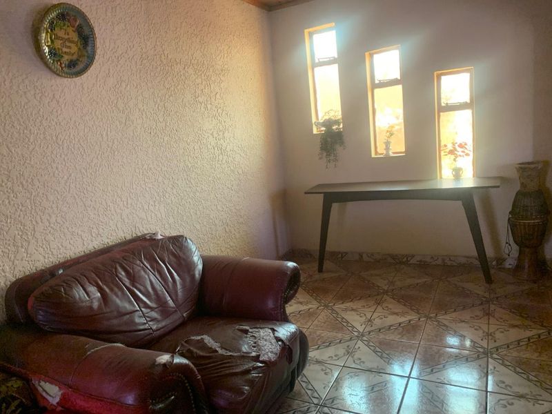 3 bedroom house with 2 rooms and garage for sale in Chiawelo - Photo 5