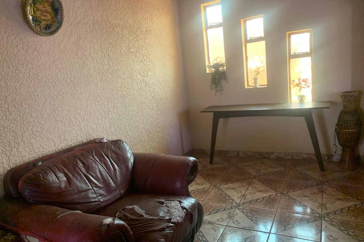 3 bedroom house with 2 rooms and garage for sale in Chiawelo - Photo 5