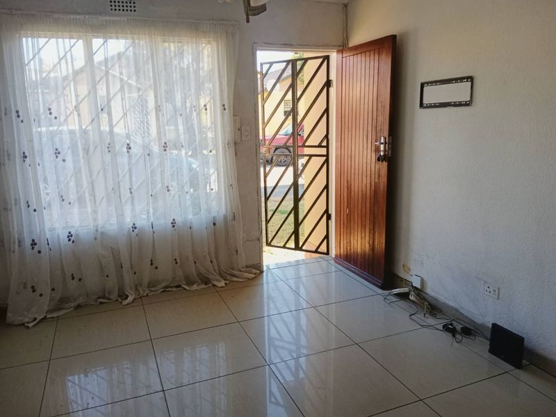 Two Bedroom 1 Bathroom Simplex To Let - Photo 2