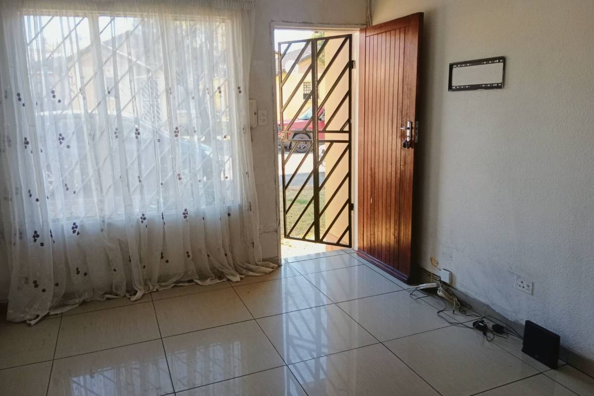 Two Bedroom 1 Bathroom Simplex To Let - Photo 3