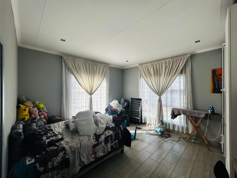 Spacious 4-Bed Home - Photo 6