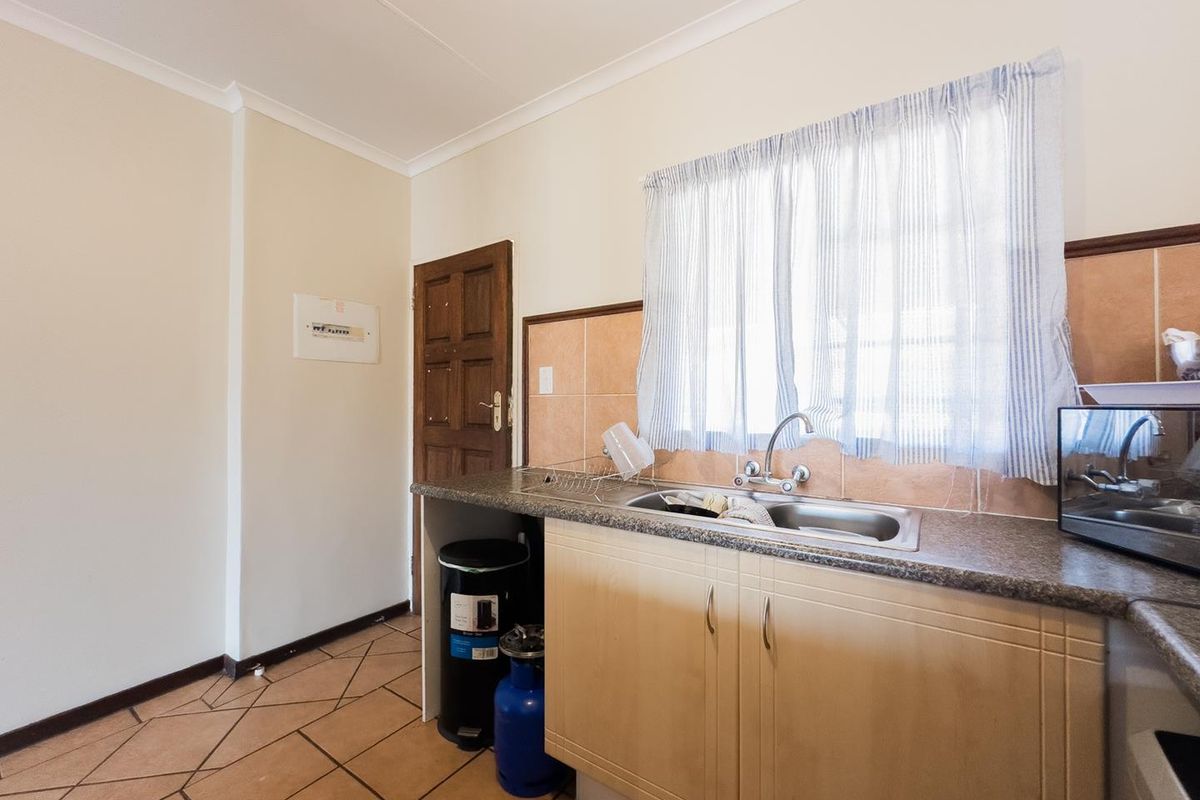 2 Bedroom Townhouse with Covered balcony - Photo 4