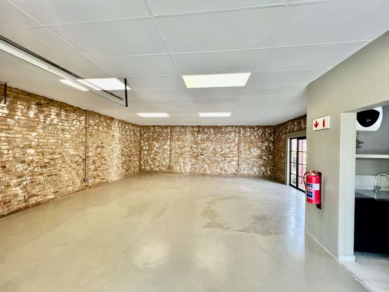 Versatile 71m2 Commercial Unit in Heart of Halfway House! - Photo 2