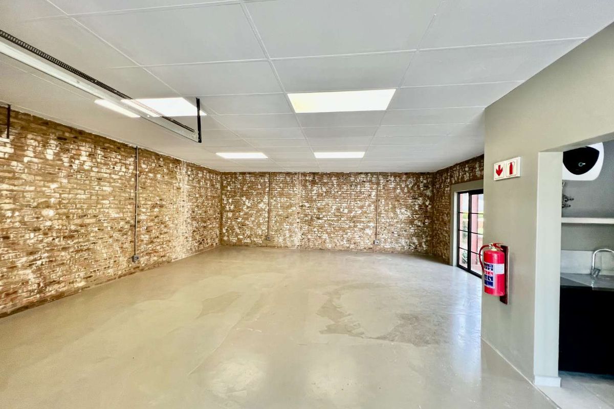 Versatile 71m2 Commercial Unit in Heart of Halfway House! - Photo 2