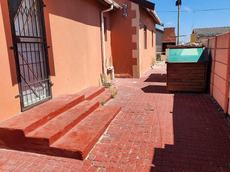 Charming 3-Bedroom House for Sale - R1,100,000 - Photo 2