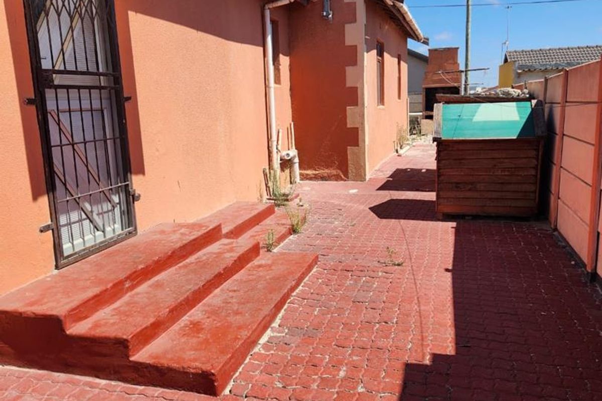 Charming 3-Bedroom House for Sale - R1,100,000 - Photo 2