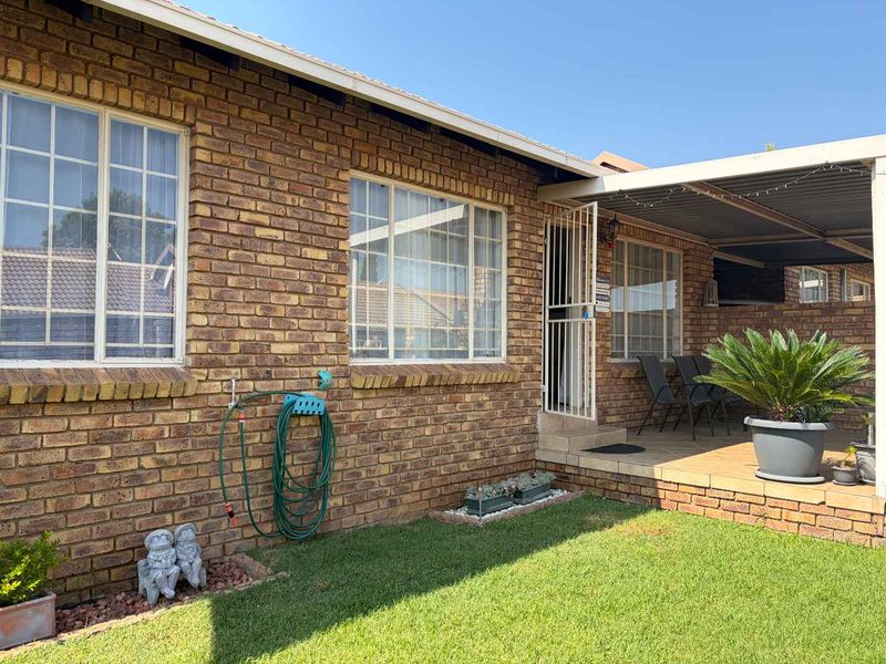 Charming 2-Bedroom Townhouse with Garden & Patio -  In a secure estate! - Photo 2