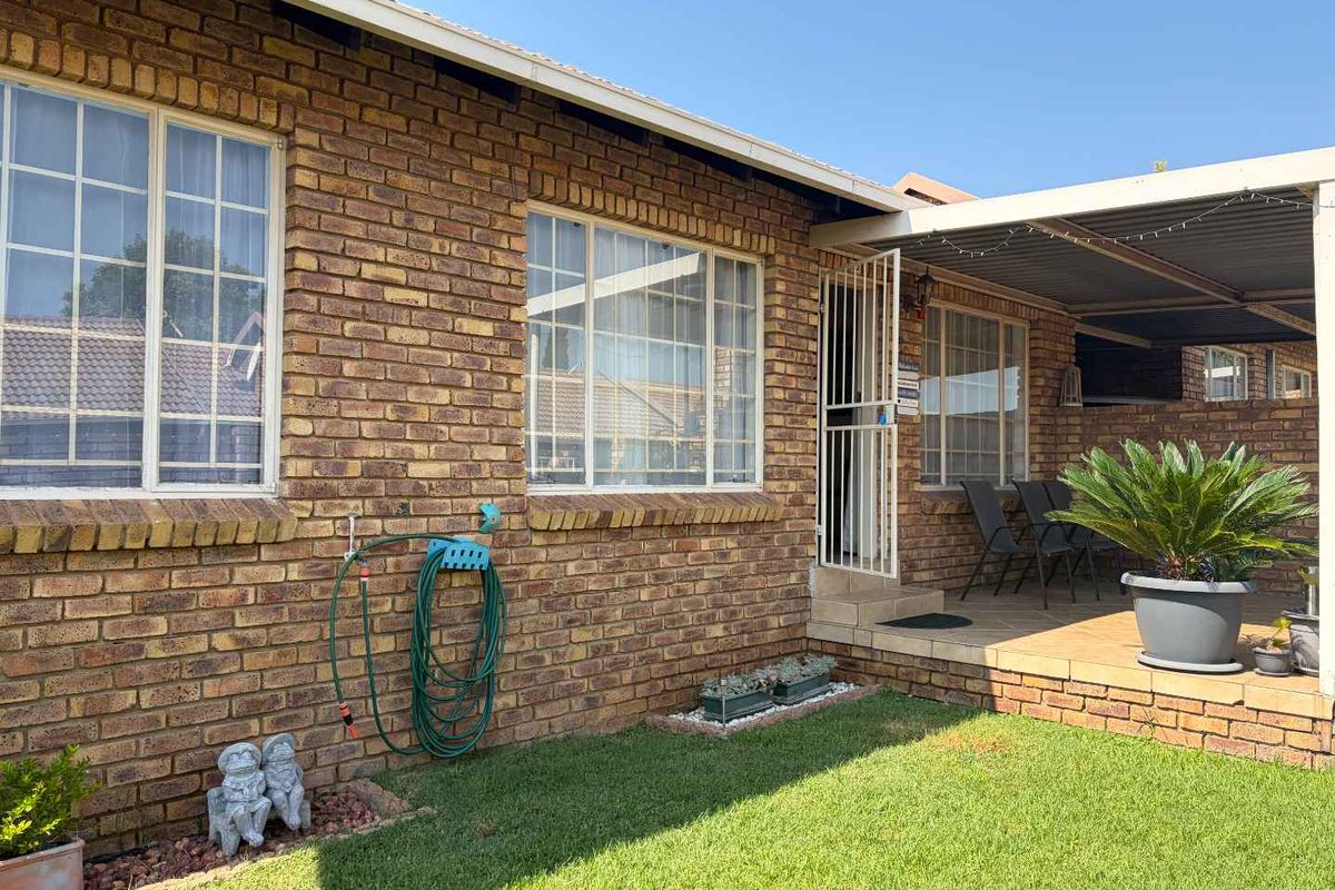 Charming 2-Bedroom Townhouse with Garden & Patio -  In a secure estate! - Photo 2