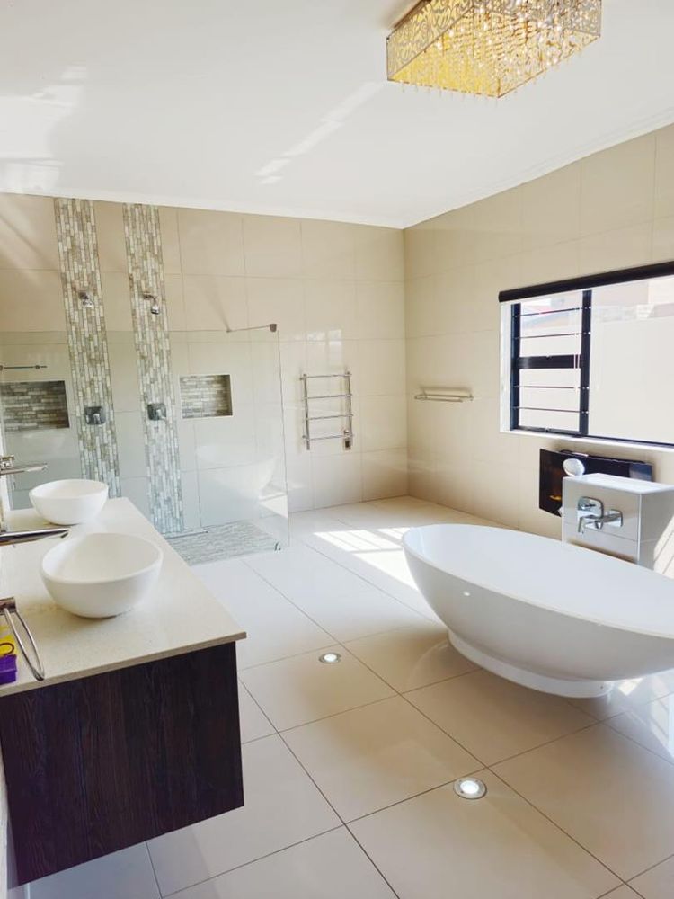 main bedroom en-suit bathroom
