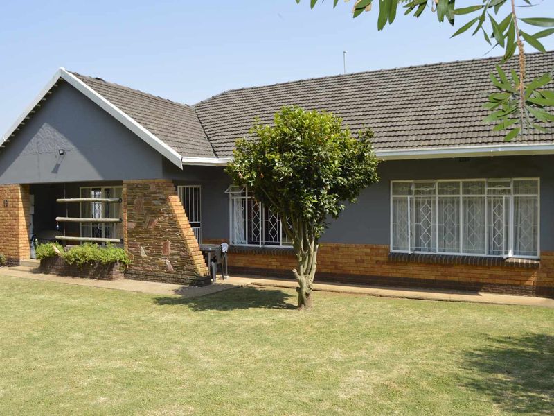 A Home Where Sophistication Meets Comfort - Photo 3