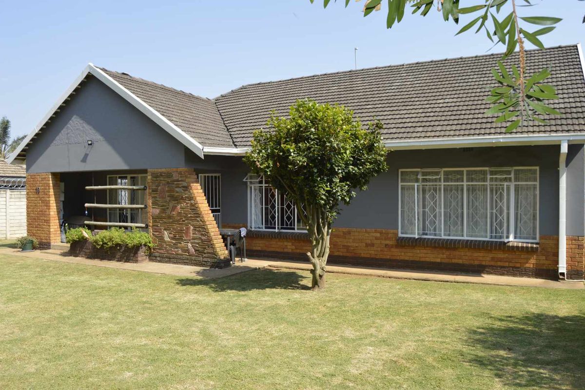 A Home Where Sophistication Meets Comfort - Photo 3