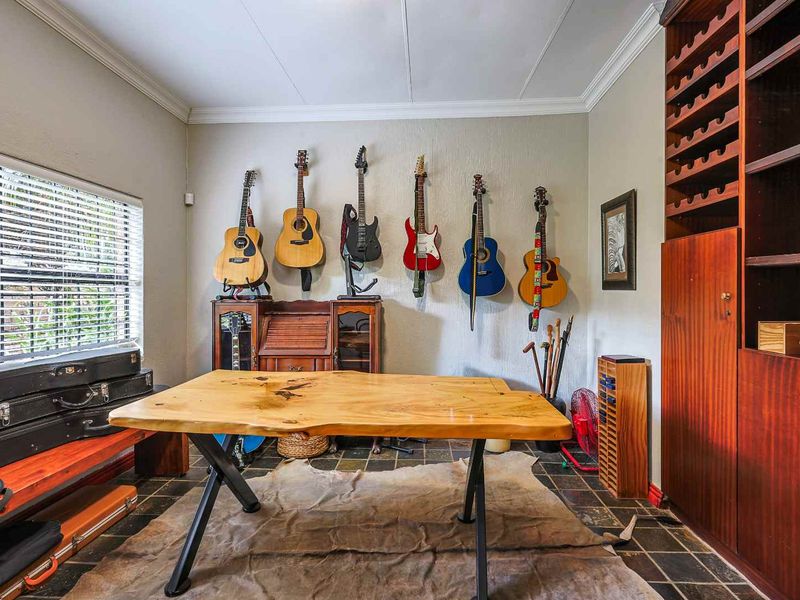 4 Bedroom Beauty For Sale in Erasmuskloof - Photo 10