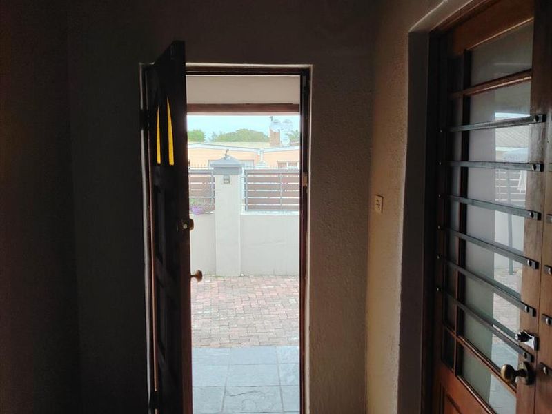 Comfortable three bedroom house to rent. - Photo 5