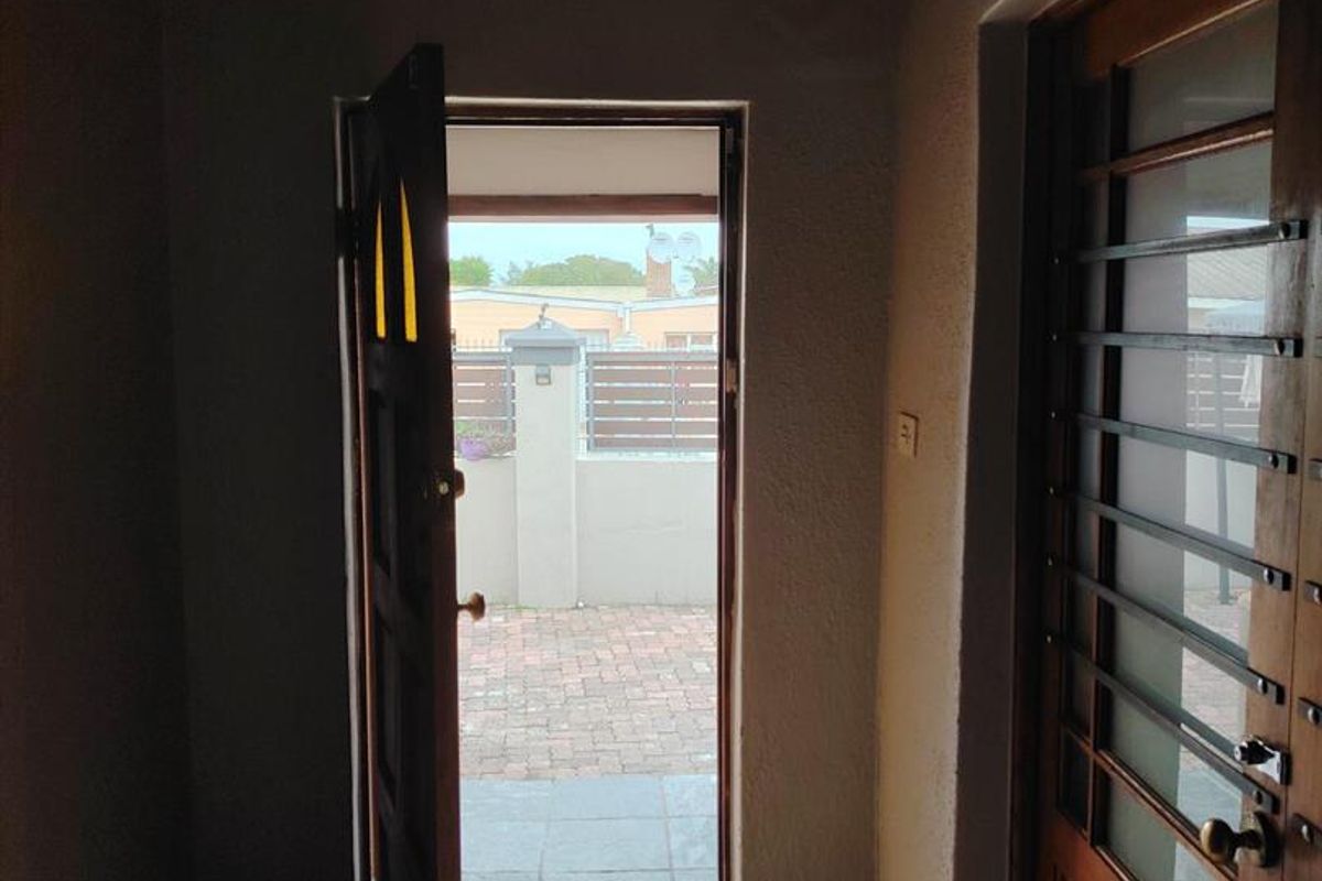 Comfortable three bedroom house to rent. - Photo 5