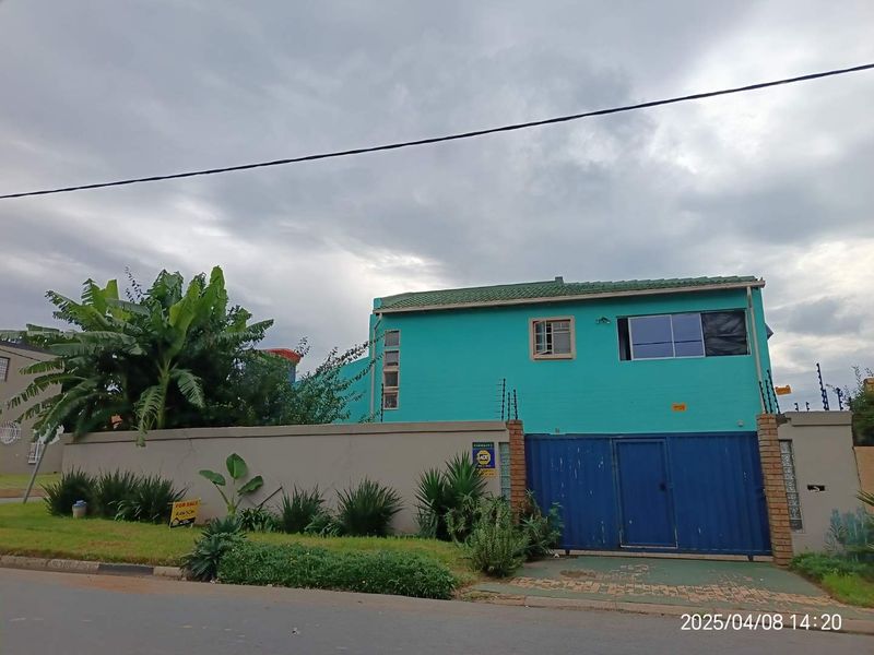 **Charming Multi-Level Home on the Border of Newlands and Sophiatown** - Photo 2