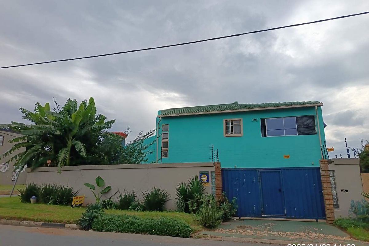 **Charming Multi-Level Home on the Border of Newlands and Sophiatown** - Photo 2