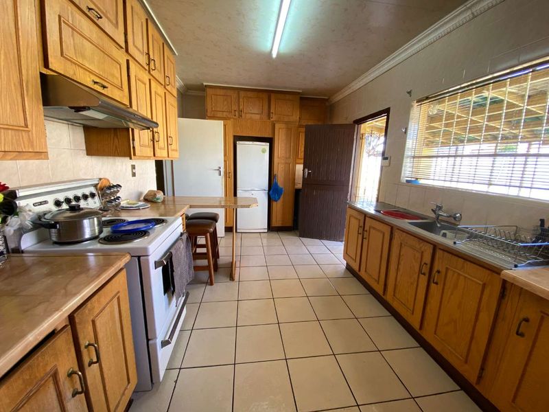 Spacious Family Living - Photo 8