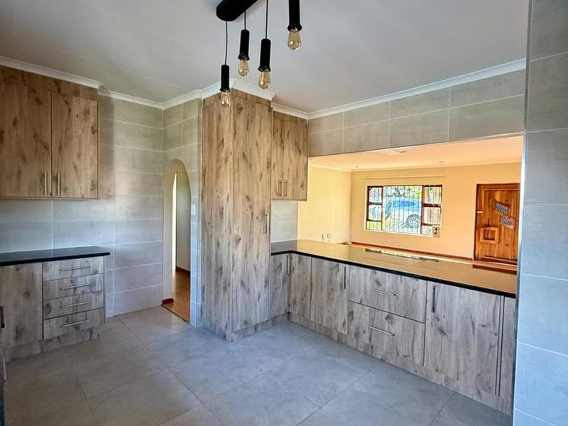 Newly renovated entertainers dream in a partially enclosed area - Photo 4