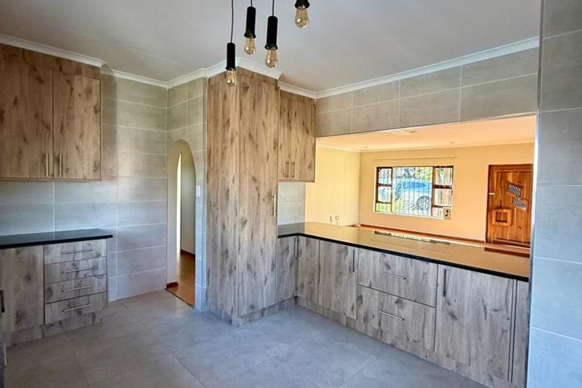 Newly renovated entertainers dream in a partially enclosed area - Photo 4