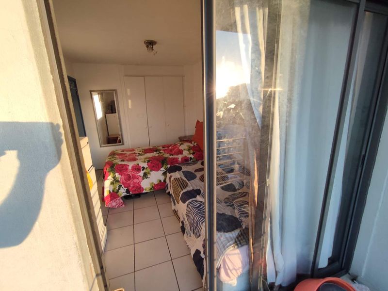 2 bedroom Apartment with balcony-Available in Wynberg - Photo 4