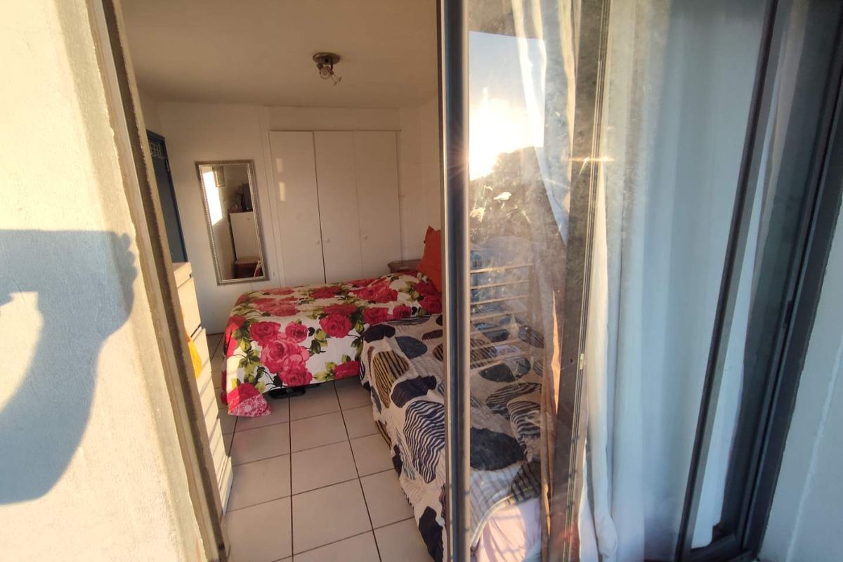2 bedroom Apartment with balcony-Available in Wynberg - Photo 4