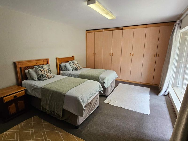 Spacious 5 Bedroom Family Home in Schoemansville Hartbeespoort - Photo 4