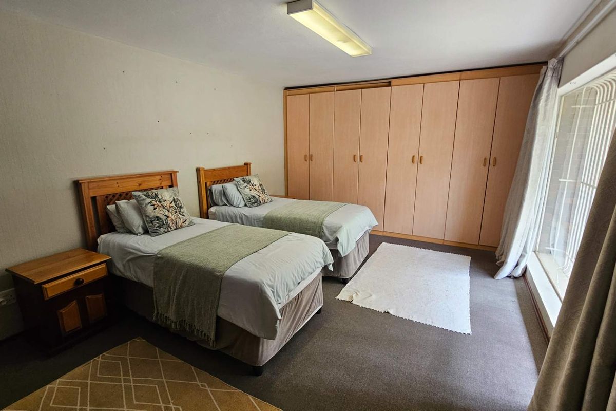 Spacious 5 Bedroom Family Home in Schoemansville Hartbeespoort - Photo 4