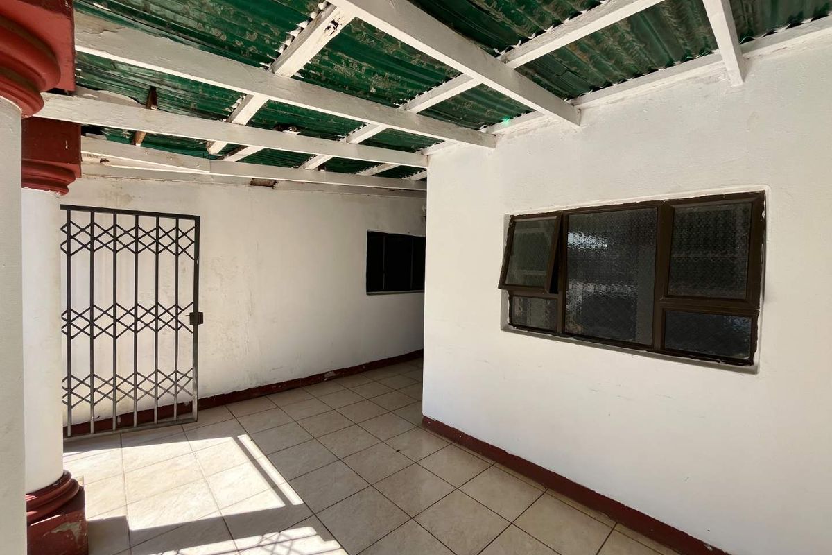 Spacious 3 Bedroom Home with Double Garage in Vosloorus - Photo 4