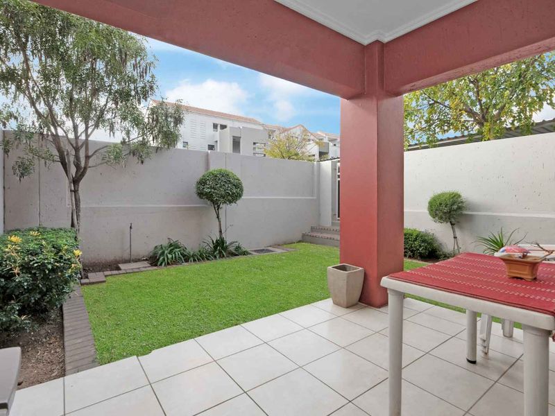 GROUND FLOOR, BEAUTIFUL GARDEN! - Photo 7