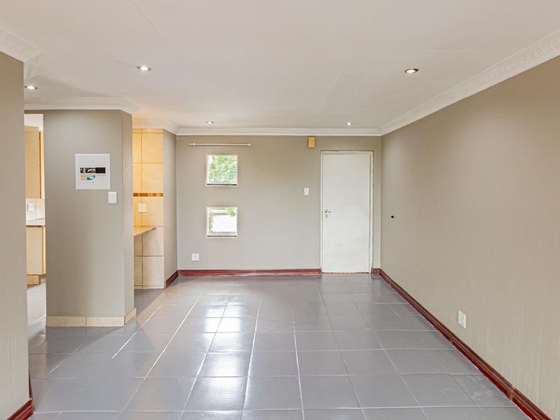 Spacious Two-Bedroom Apartment in a Secure Bryanston Estate - Photo 3