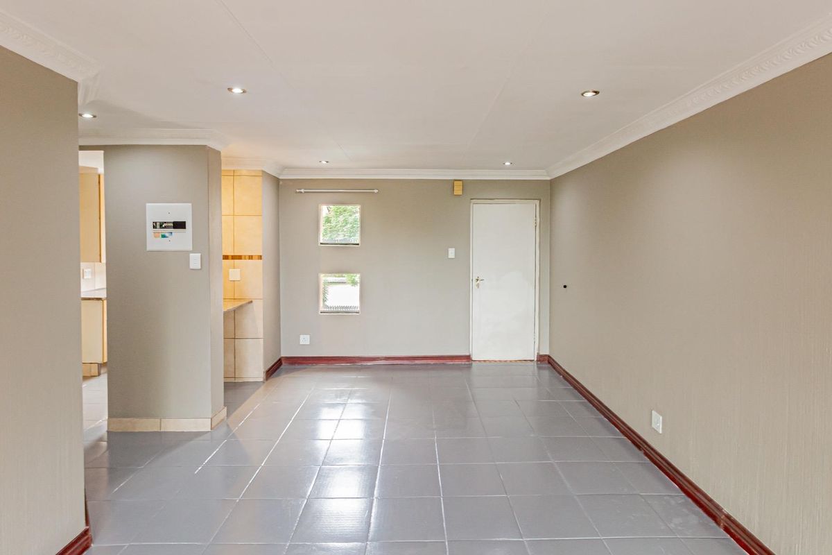 Spacious Two-Bedroom Apartment in a Secure Bryanston Estate - Photo 3