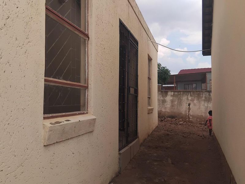 2 Bedroom House for Sale in Mabopane - Photo 8