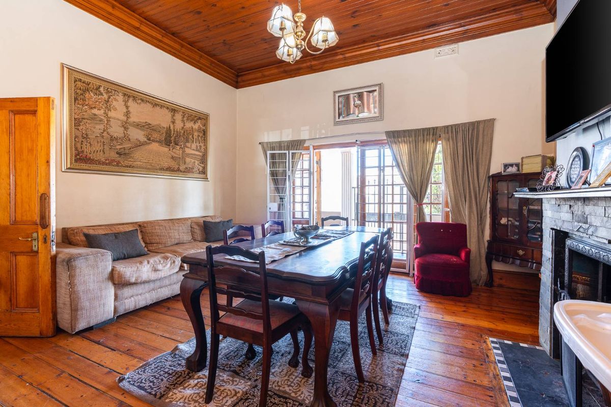 Exclusive Living: 4 Bedroom House + Double-Storey Cottage + 2nd cottage |Breath taking sea views - Photo 2