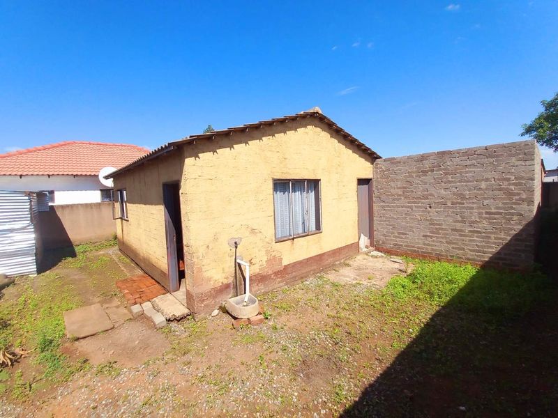 Two Bedrooms house for sale in Soshanguve South Ext 10 - Photo 2