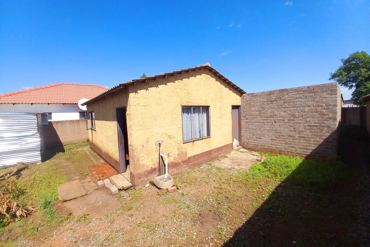Two Bedrooms house for sale in Soshanguve South Ext 10 - Photo 2
