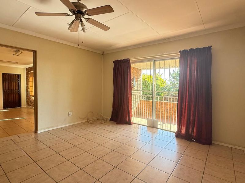 Spacious 3 Bedroom 2 bathroom sectional title unit for the Extended Family Home - Photo 5