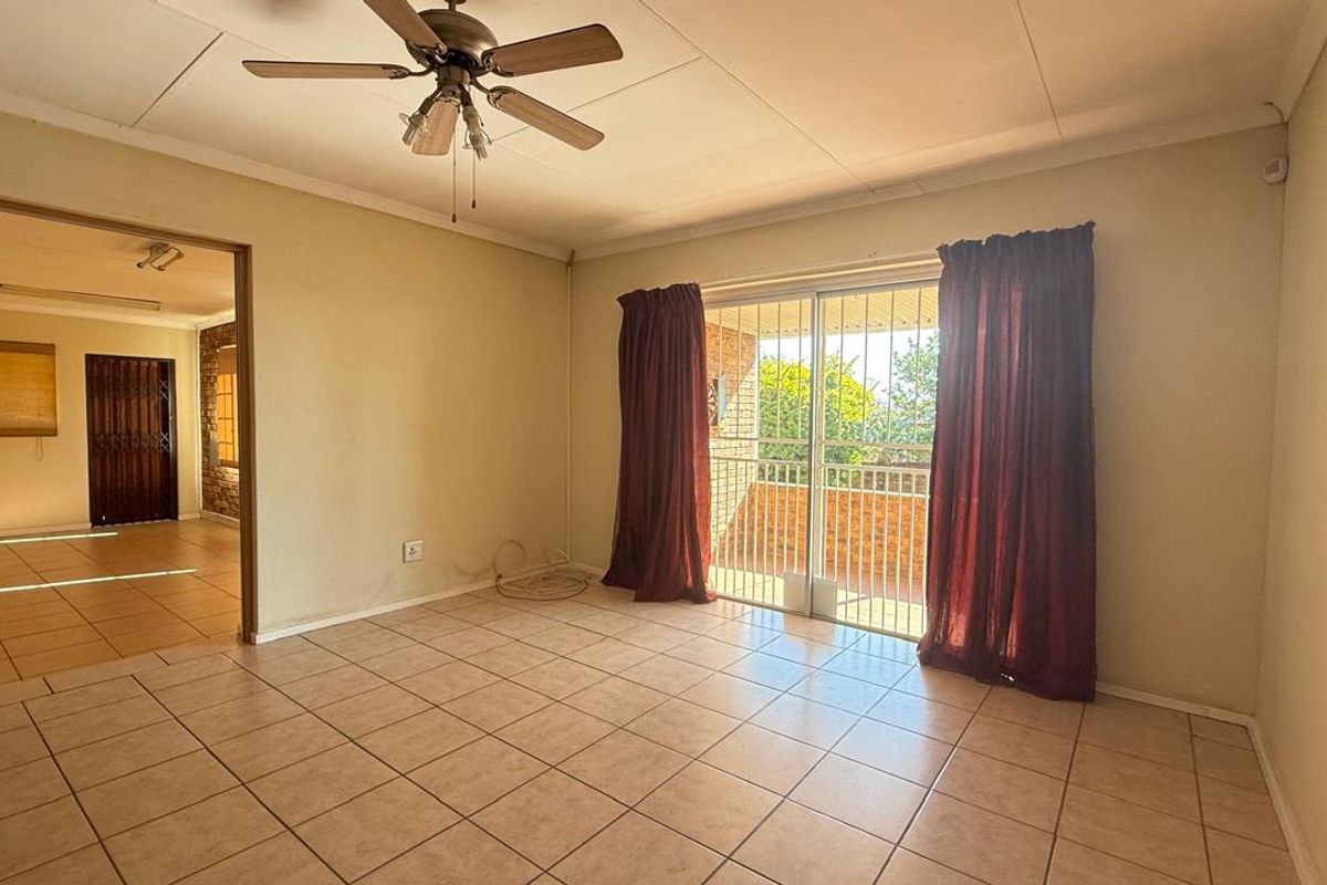 Spacious 3 Bedroom 2 bathroom sectional title unit for the Extended Family Home - Photo 5