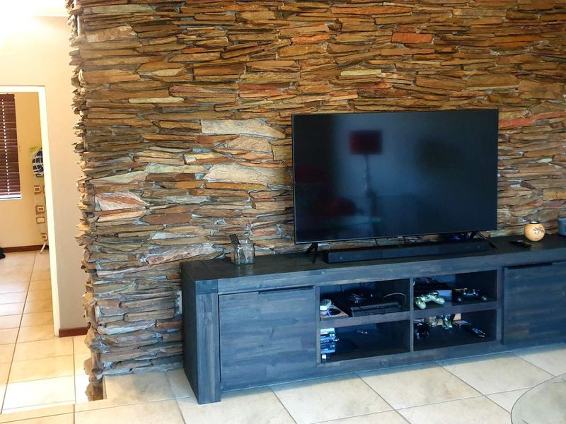 Excellent Position – Low Maintenance Contemporary additions.  All you can ask for with the price tag to match!!! - Photo 3