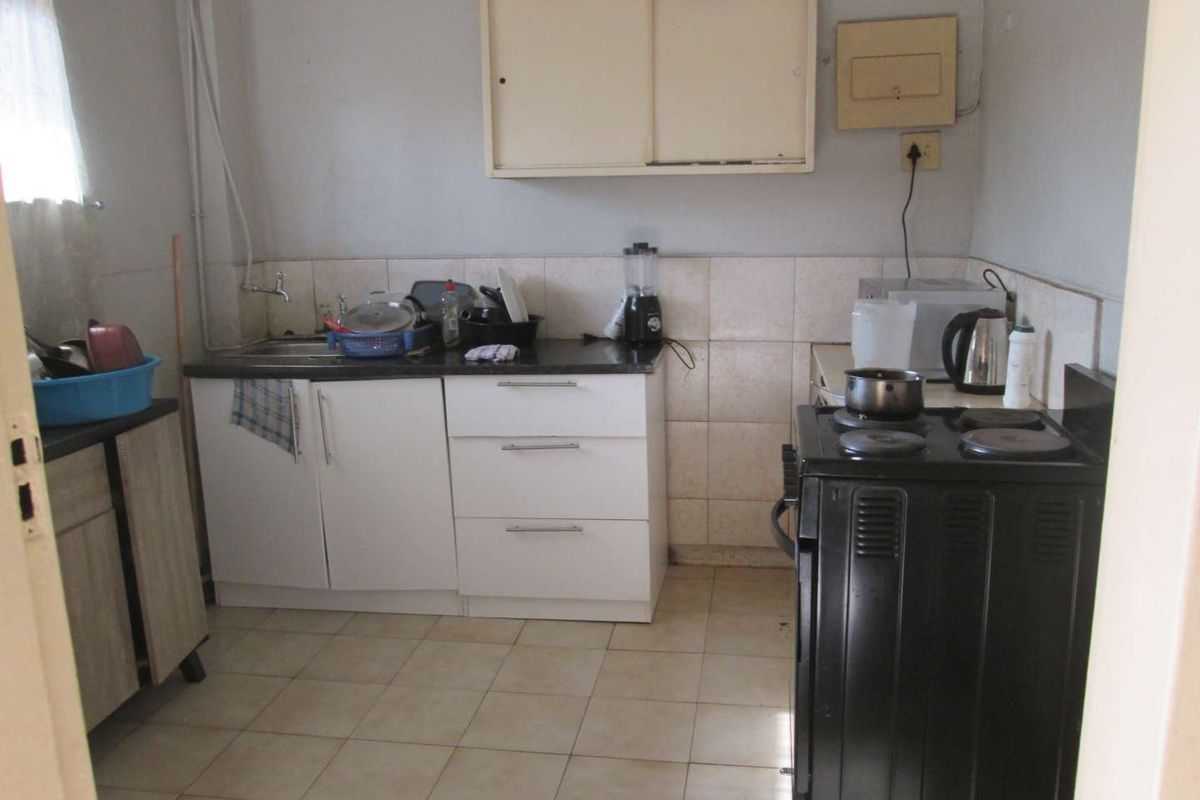 BEAUTIFUL, NEAT AND CLEAN [ 1.5] ONE AND HALF BEDROOM APARTMENT FOR SALE IN PRETORIA WEST BARGAIN - Photo 4