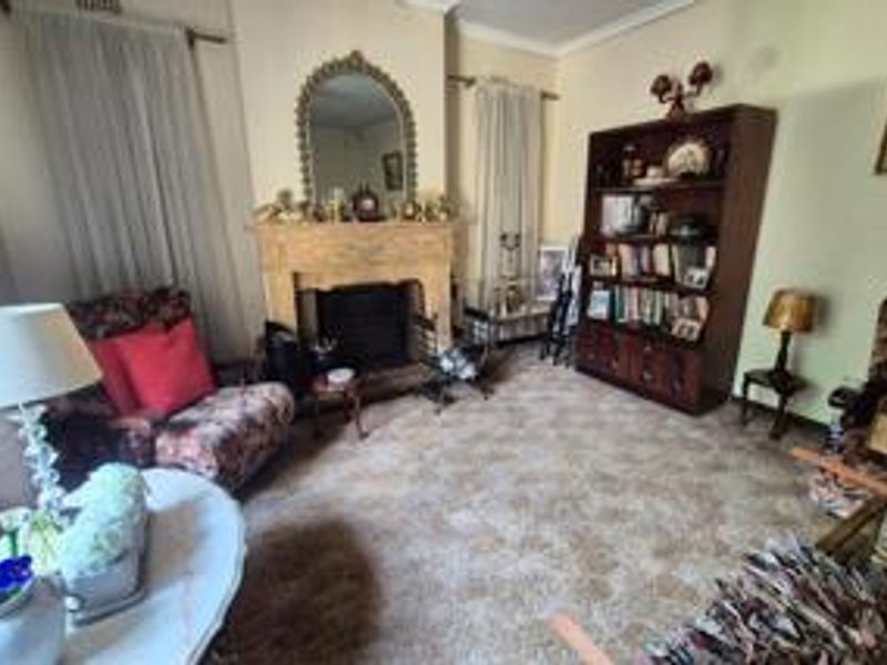 Spacious 3-Bedroom Family Home with Private 2-Bedroom Flatlet - Photo 4
