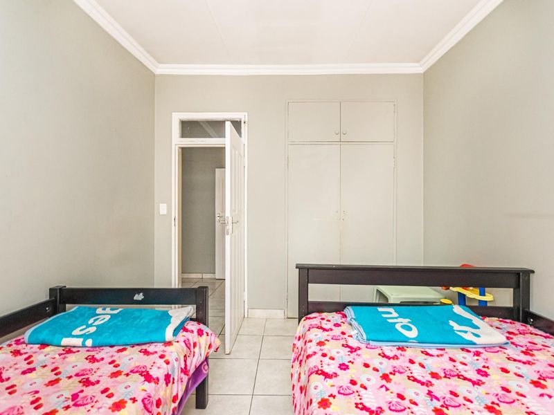 Exquisite Family Home in Sought-After Ontdekkerspark - Photo 10