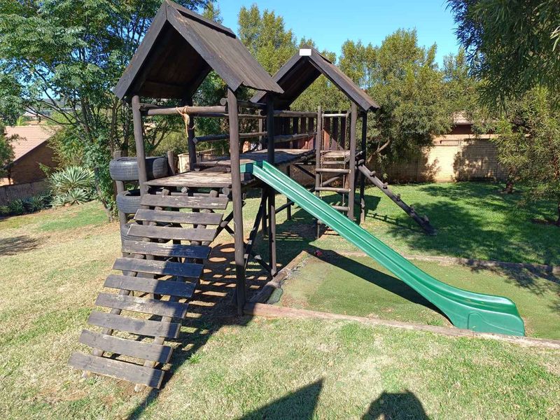 PRETORIA EAST - TOWNHOUSE - 2 LIVING AREAS - 3 BEDROOMS - 2 BATHROOMS - Photo 2