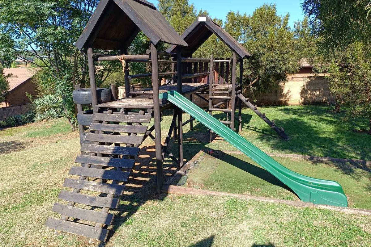 PRETORIA EAST - TOWNHOUSE - 2 LIVING AREAS - 3 BEDROOMS - 2 BATHROOMS - Photo 2